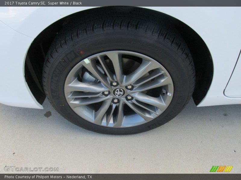 Super White / Black 2017 Toyota Camry SE