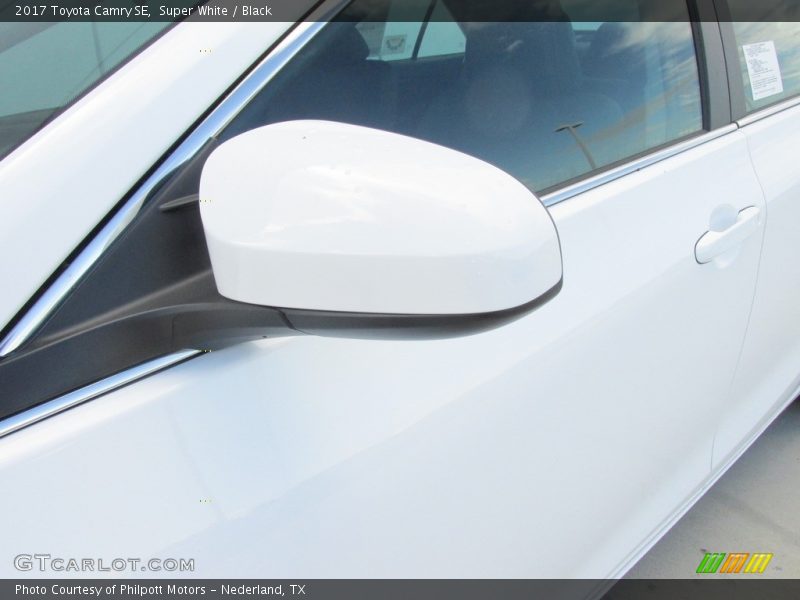 Super White / Black 2017 Toyota Camry SE