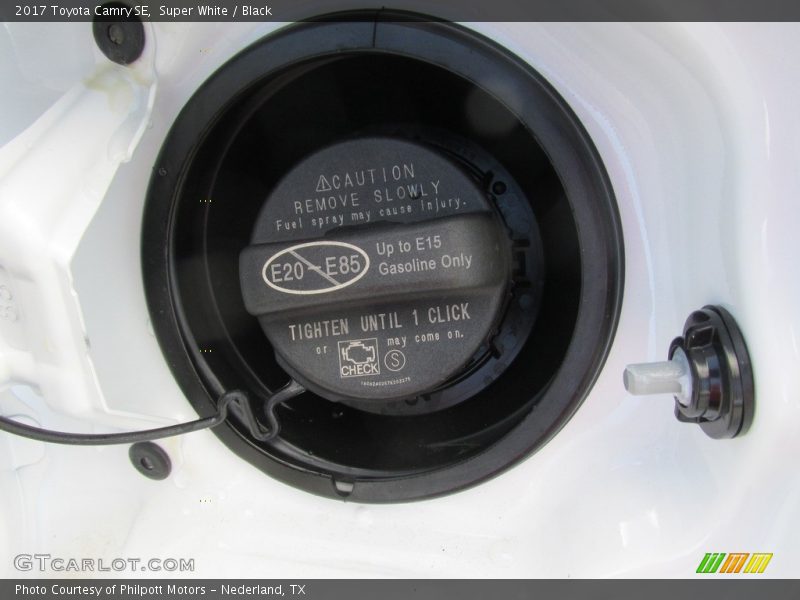 Super White / Black 2017 Toyota Camry SE