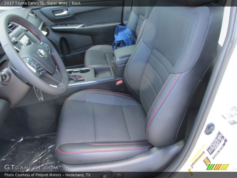 Super White / Black 2017 Toyota Camry SE