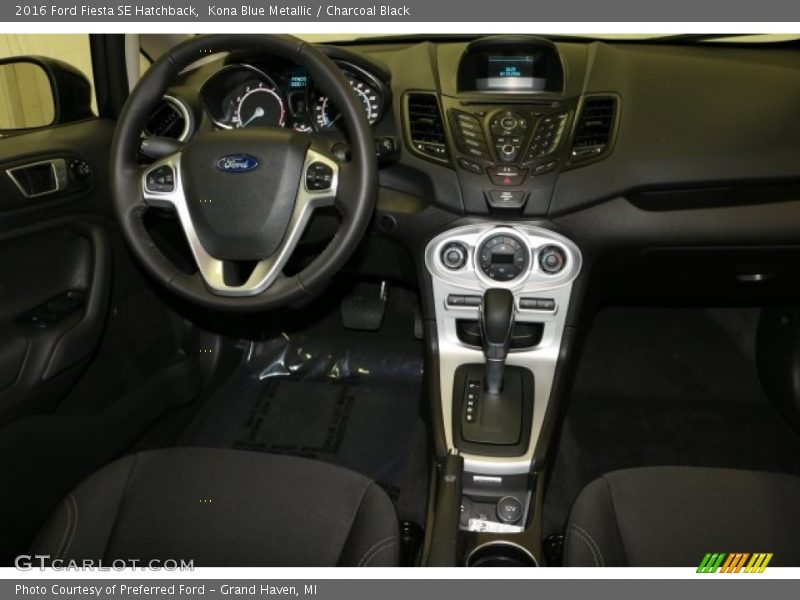 Kona Blue Metallic / Charcoal Black 2016 Ford Fiesta SE Hatchback
