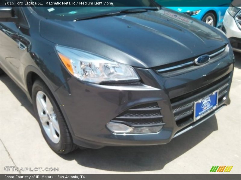 Magnetic Metallic / Medium Light Stone 2016 Ford Escape SE