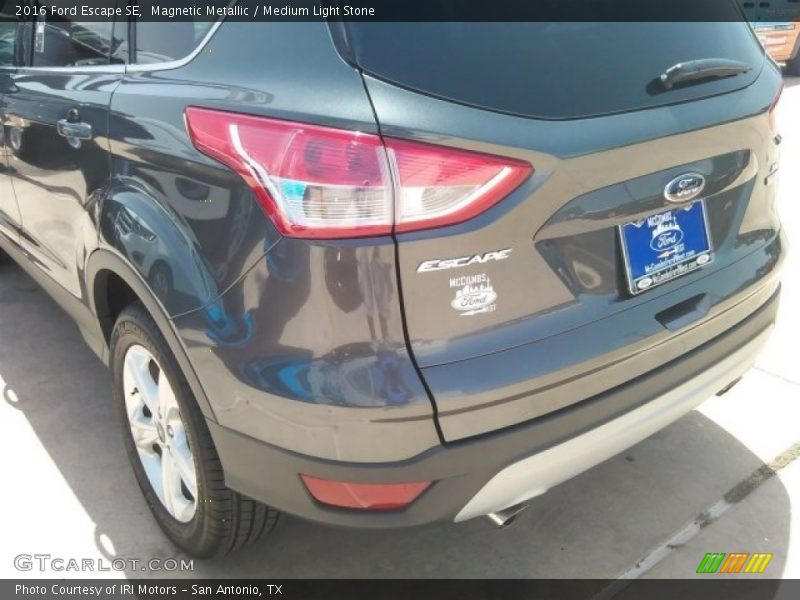 Magnetic Metallic / Medium Light Stone 2016 Ford Escape SE