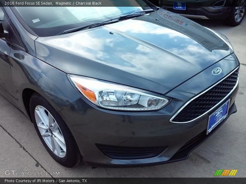 Magnetic / Charcoal Black 2016 Ford Focus SE Sedan