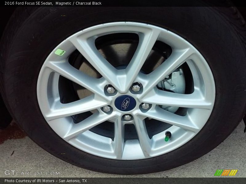 Magnetic / Charcoal Black 2016 Ford Focus SE Sedan