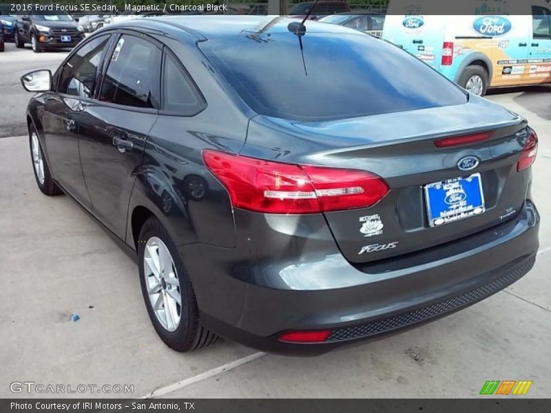 Magnetic / Charcoal Black 2016 Ford Focus SE Sedan