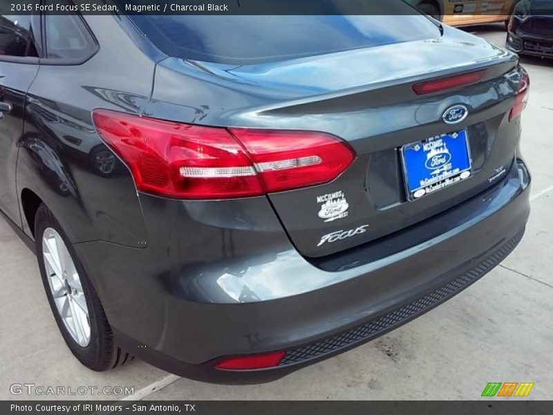 Magnetic / Charcoal Black 2016 Ford Focus SE Sedan