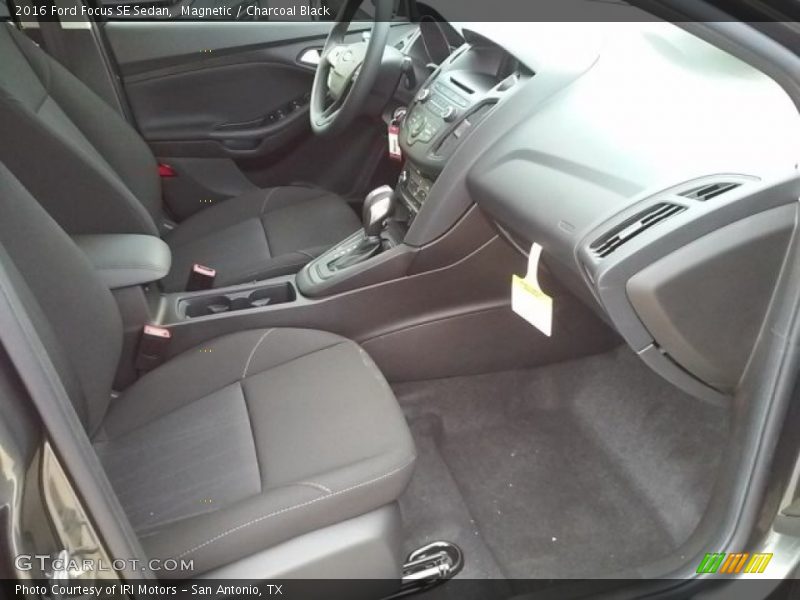Magnetic / Charcoal Black 2016 Ford Focus SE Sedan