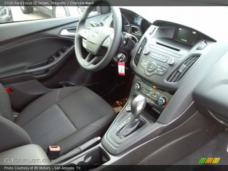 Magnetic / Charcoal Black 2016 Ford Focus SE Sedan