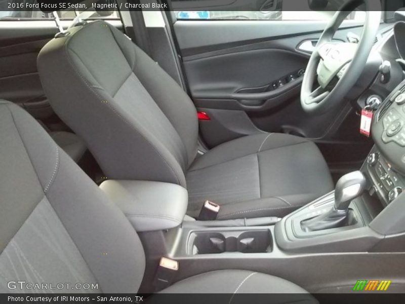 Magnetic / Charcoal Black 2016 Ford Focus SE Sedan