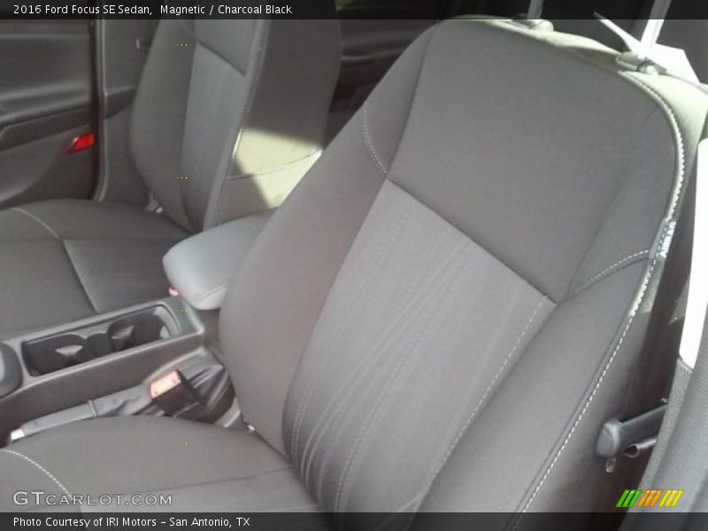 Magnetic / Charcoal Black 2016 Ford Focus SE Sedan
