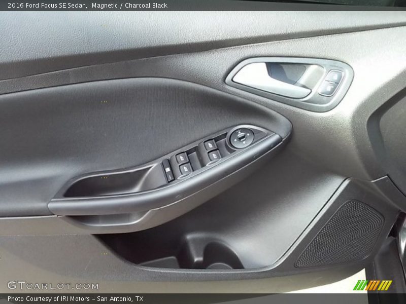 Magnetic / Charcoal Black 2016 Ford Focus SE Sedan