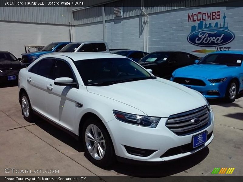 Oxford White / Dune 2016 Ford Taurus SEL