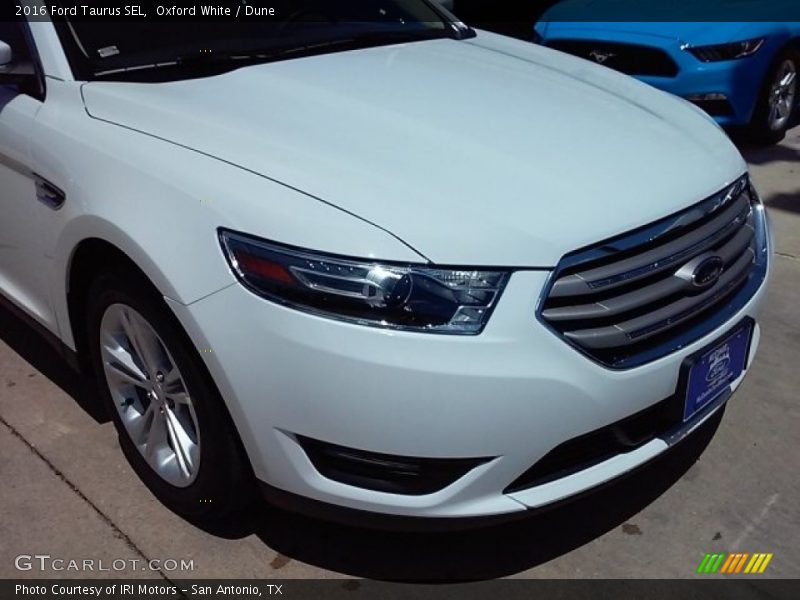 Oxford White / Dune 2016 Ford Taurus SEL
