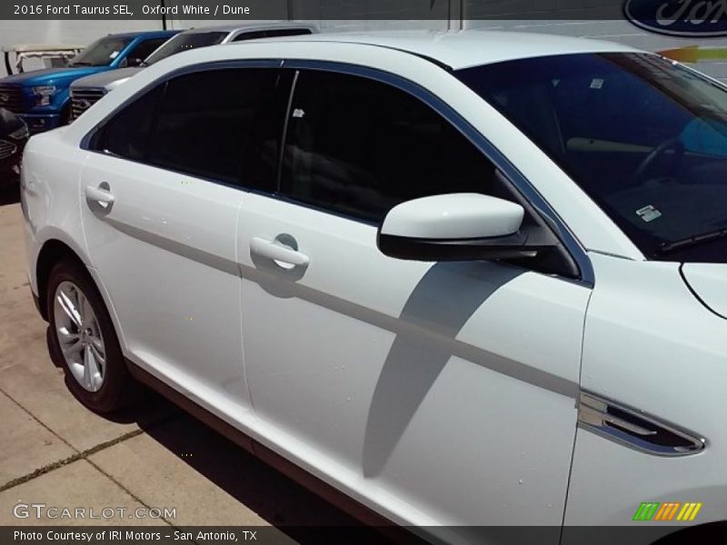 Oxford White / Dune 2016 Ford Taurus SEL
