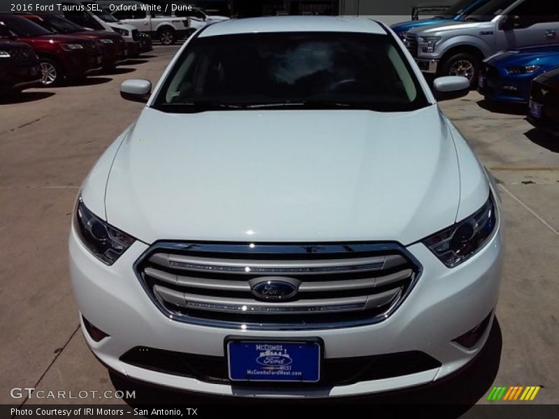 Oxford White / Dune 2016 Ford Taurus SEL