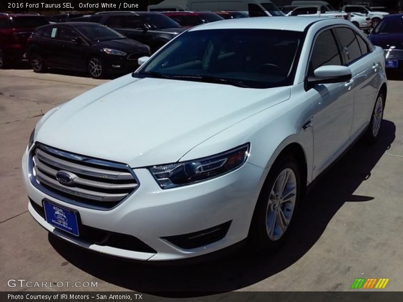 Oxford White / Dune 2016 Ford Taurus SEL