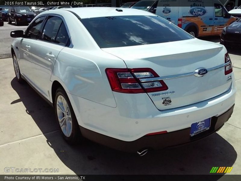 Oxford White / Dune 2016 Ford Taurus SEL