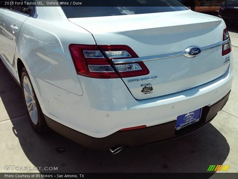 Oxford White / Dune 2016 Ford Taurus SEL