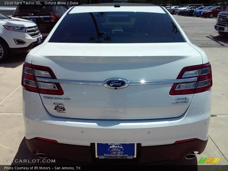 Oxford White / Dune 2016 Ford Taurus SEL