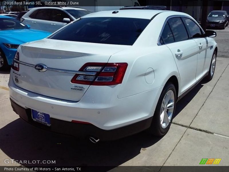 Oxford White / Dune 2016 Ford Taurus SEL