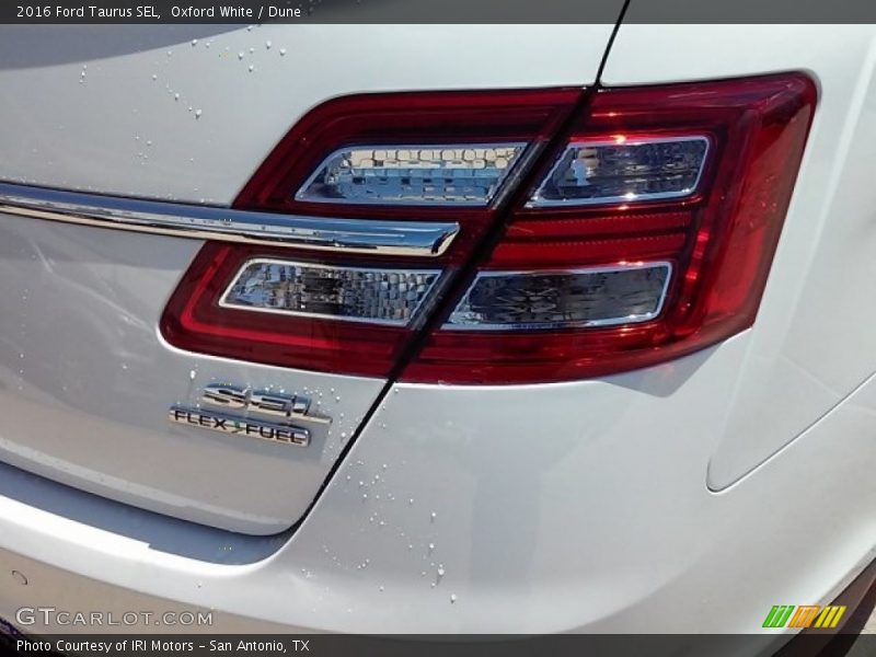 Oxford White / Dune 2016 Ford Taurus SEL