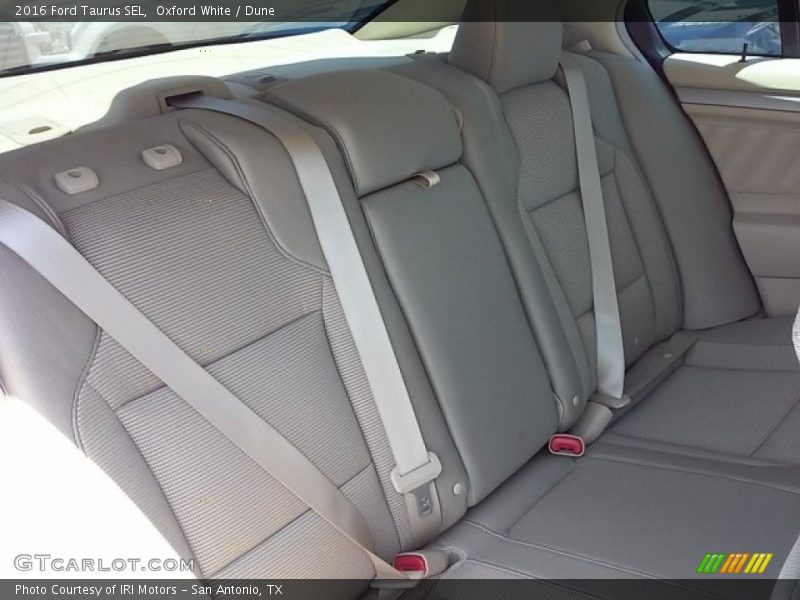 Oxford White / Dune 2016 Ford Taurus SEL