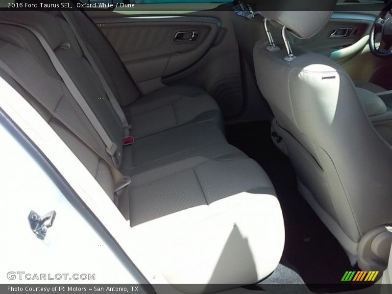 Oxford White / Dune 2016 Ford Taurus SEL