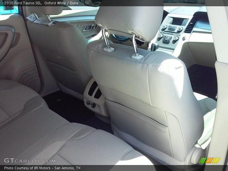 Oxford White / Dune 2016 Ford Taurus SEL