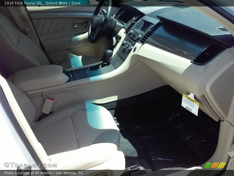 Oxford White / Dune 2016 Ford Taurus SEL