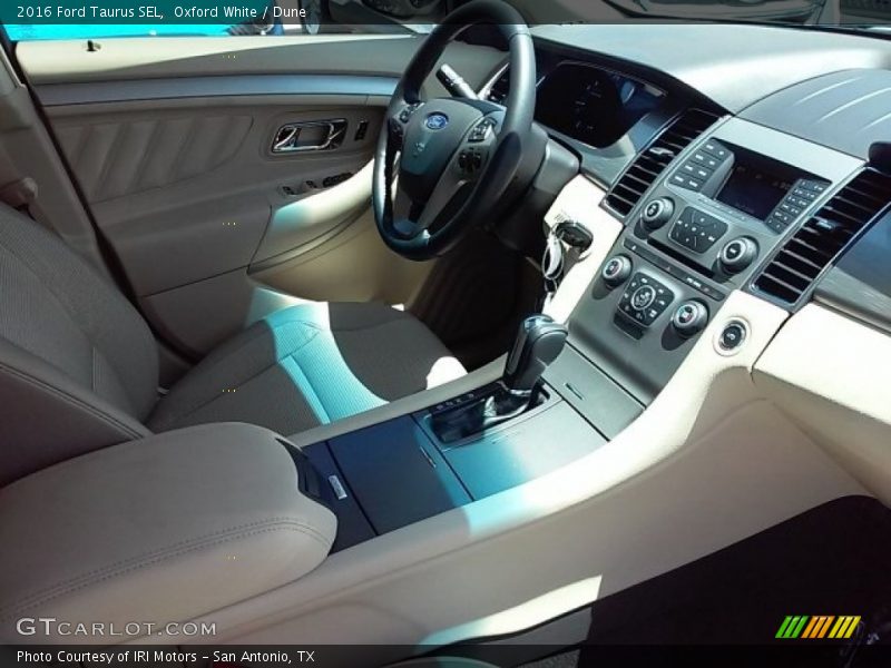 Oxford White / Dune 2016 Ford Taurus SEL
