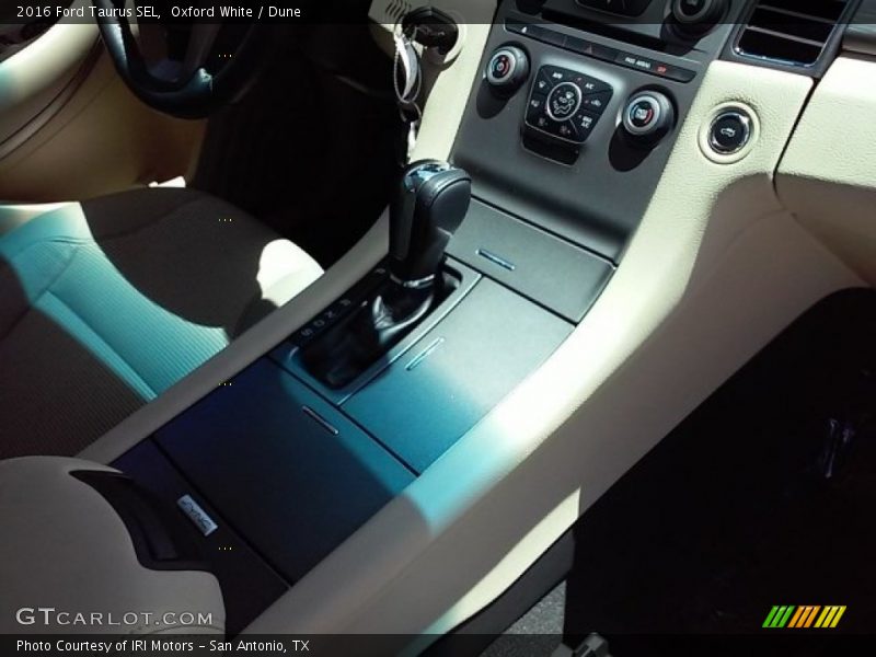 Oxford White / Dune 2016 Ford Taurus SEL