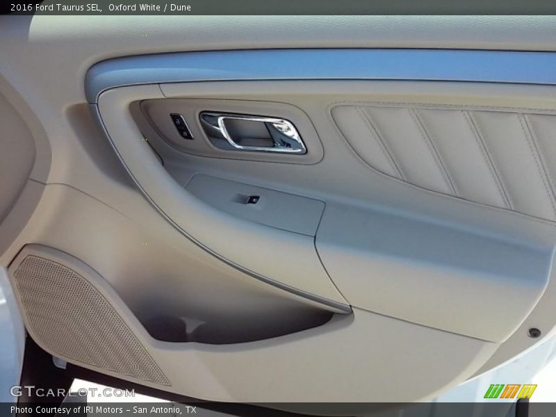 Oxford White / Dune 2016 Ford Taurus SEL