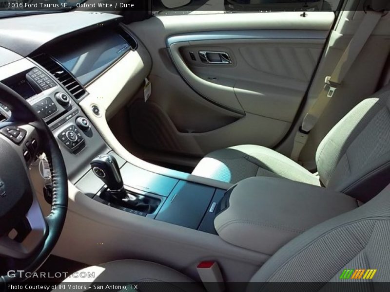 Oxford White / Dune 2016 Ford Taurus SEL