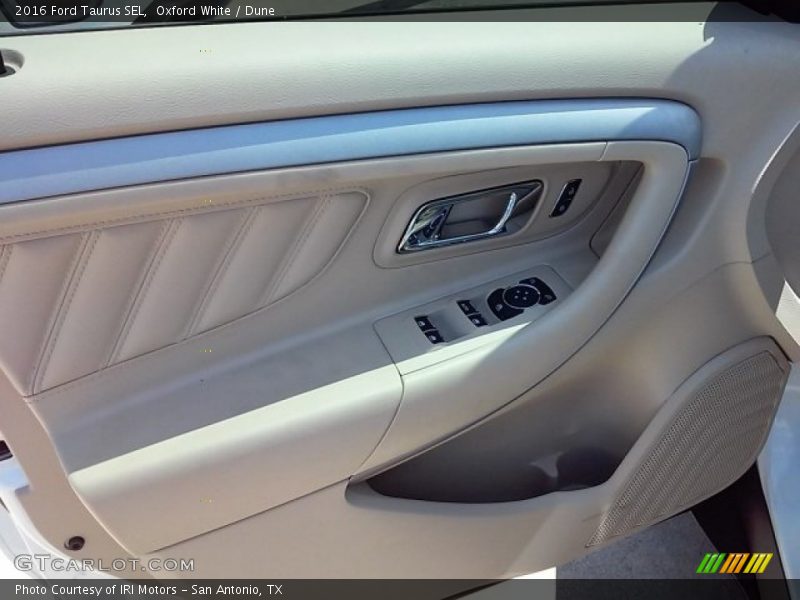 Oxford White / Dune 2016 Ford Taurus SEL
