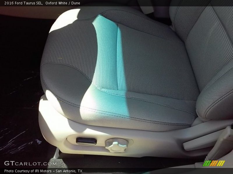 Oxford White / Dune 2016 Ford Taurus SEL