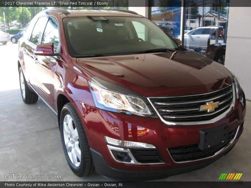 Front 3/4 View of 2017 Traverse LT