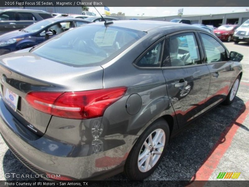 Magnetic / Charcoal Black 2016 Ford Focus SE Sedan
