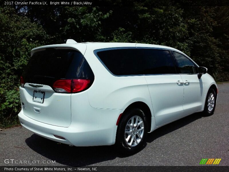 Bright White / Black/Alloy 2017 Chrysler Pacifica LX
