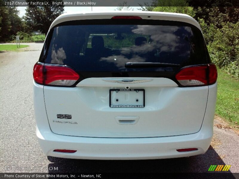Bright White / Black/Alloy 2017 Chrysler Pacifica LX