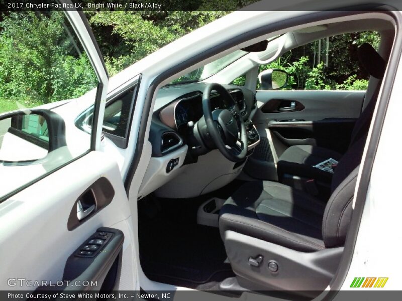 Bright White / Black/Alloy 2017 Chrysler Pacifica LX