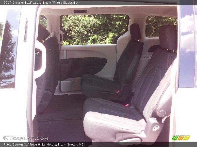 Bright White / Black/Alloy 2017 Chrysler Pacifica LX