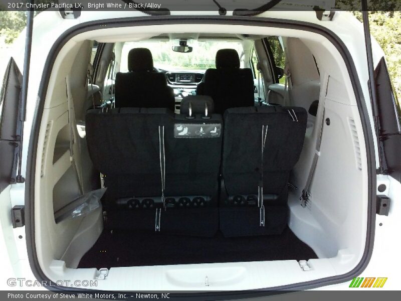 Bright White / Black/Alloy 2017 Chrysler Pacifica LX