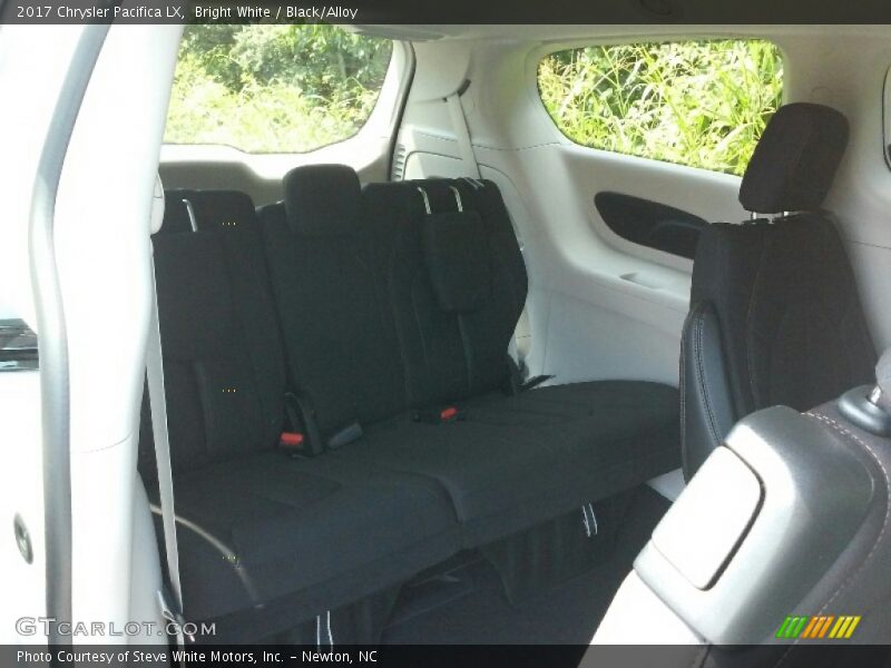 Bright White / Black/Alloy 2017 Chrysler Pacifica LX