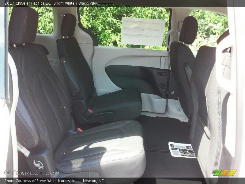 Bright White / Black/Alloy 2017 Chrysler Pacifica LX