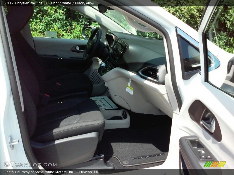 Bright White / Black/Alloy 2017 Chrysler Pacifica LX
