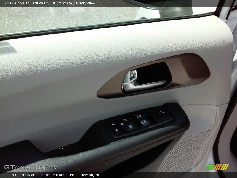 Bright White / Black/Alloy 2017 Chrysler Pacifica LX