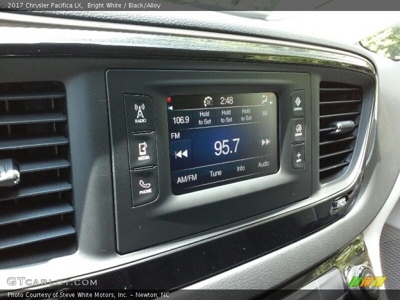 Bright White / Black/Alloy 2017 Chrysler Pacifica LX