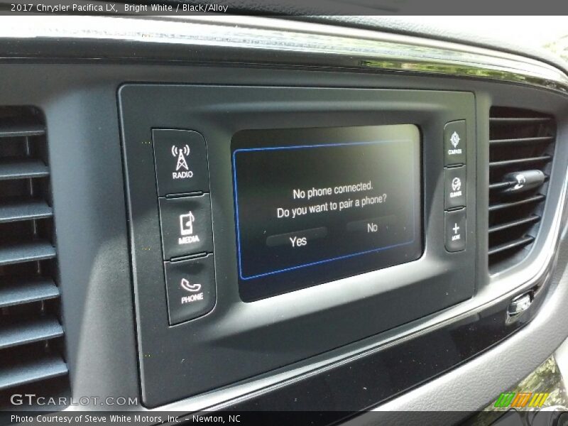 Bright White / Black/Alloy 2017 Chrysler Pacifica LX