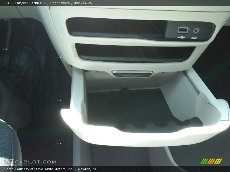 Bright White / Black/Alloy 2017 Chrysler Pacifica LX